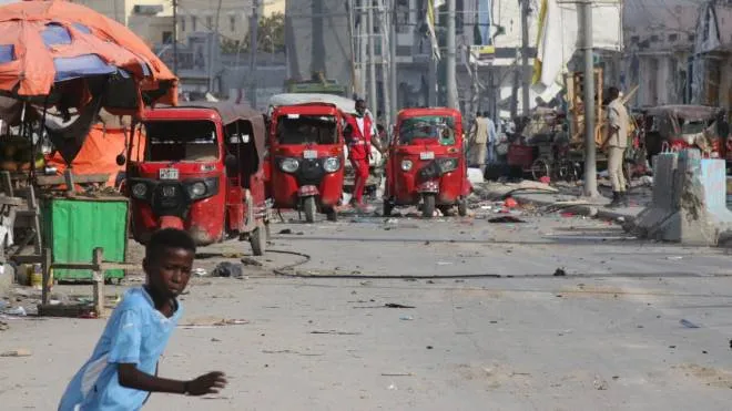 epa10273190 A general view of the scene in Mogadishu, Somalia, 29 October 2022, after two car bombs exploded at a busy junction in near key government offices, leaving scores of civilian casualties, according to police. The attack occurred five years after a massive blast at the same location killed hundreds of people.  EPA/SAID YUSUF WARSAME