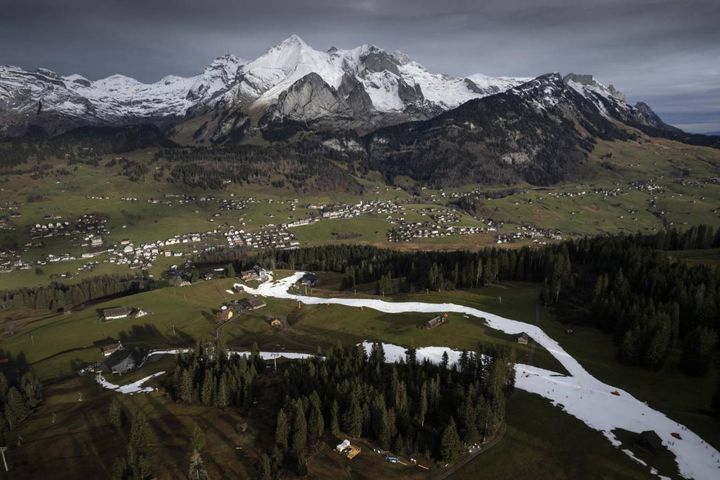Le alpi svizzere con pochissima neve, 4 gennaio 2023 (Epa/Gian Ehrenzeller)