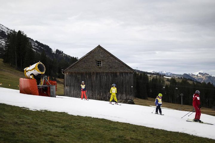 Le alpi svizzere con pochissima neve, 4 gennaio 2023 (Epa/Gian Ehrenzeller)