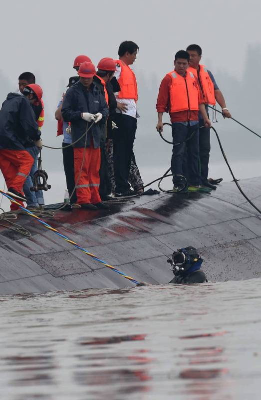 Traghetto affondato in Cina: i soccorsi (Olycom)