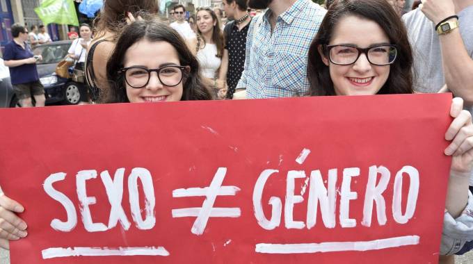 Una manifestazione in Portogallo: "sesso è diverso da genere" (Ansa)