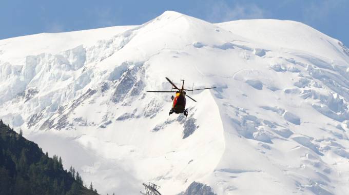 Un elicottero del soccorso alpino (Ansa)