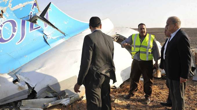 Aereo caduto sul Sinai, il primo ministro egiziano sul luogo del disastro (Ansa)
