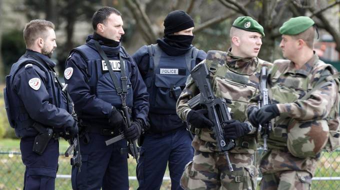 Attentati Parigi, poliziotti e militari davanti alla Tour Eiffel (Ansa)