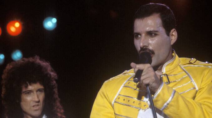 Freddie Mercury e Brian May nel celebre concerto di Wembley 86 (Olycom)