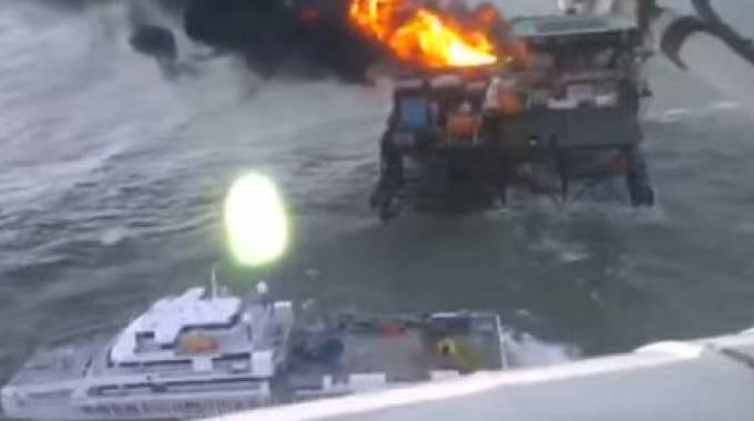 Piattaforma petrolifera in fiamme nel Mar Caspio