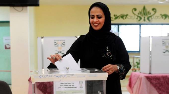 Donne per la prima volta al voto in Arabia saudita: alcune anche a volto scoperto (Afp)