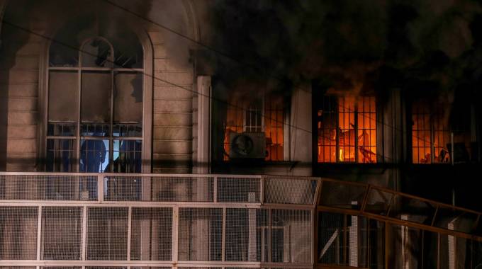 Iran, fiamme all'ambasciata saudita a Teheran (Afp)