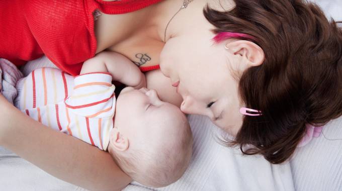 Mamma con neonato, foto generica (Olycom)