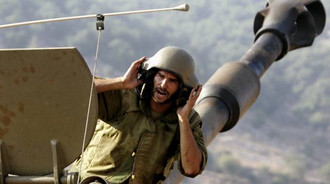 Un soldato israeliano bombarda le postazioni Hezbollah in Libano (Ap/Lapresse)