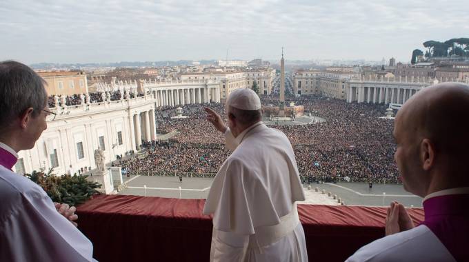 Papa francesco durante il tradizionale messaggio 'Urbi et Orbi' (Afp)