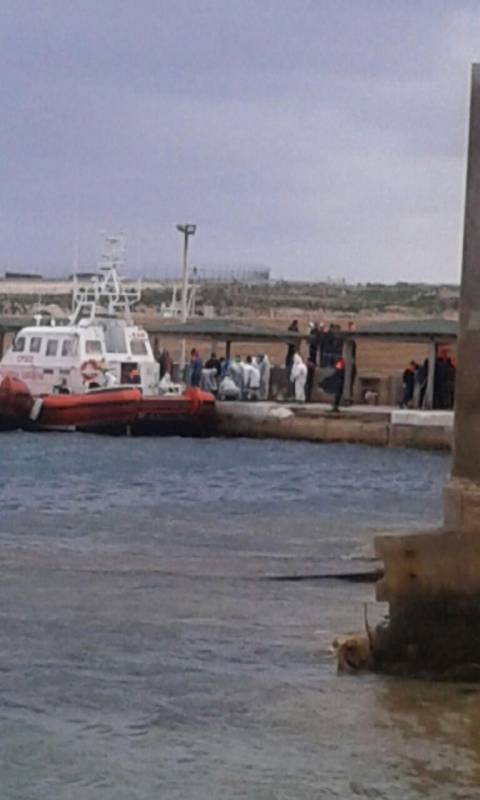 I migranti tratti in salvo nel canale di Sicilia (Afp)