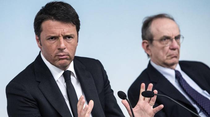 Renzi  e Padoan spiegano il Def (Ansa)