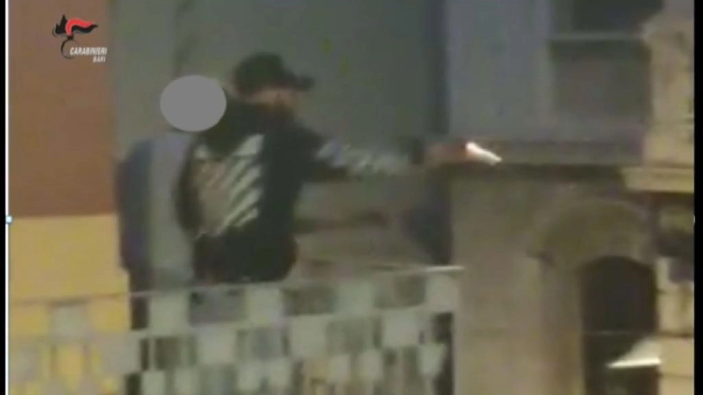 Un frame del video del giovane che ha sparato dal balcone contro un rider (Dire)