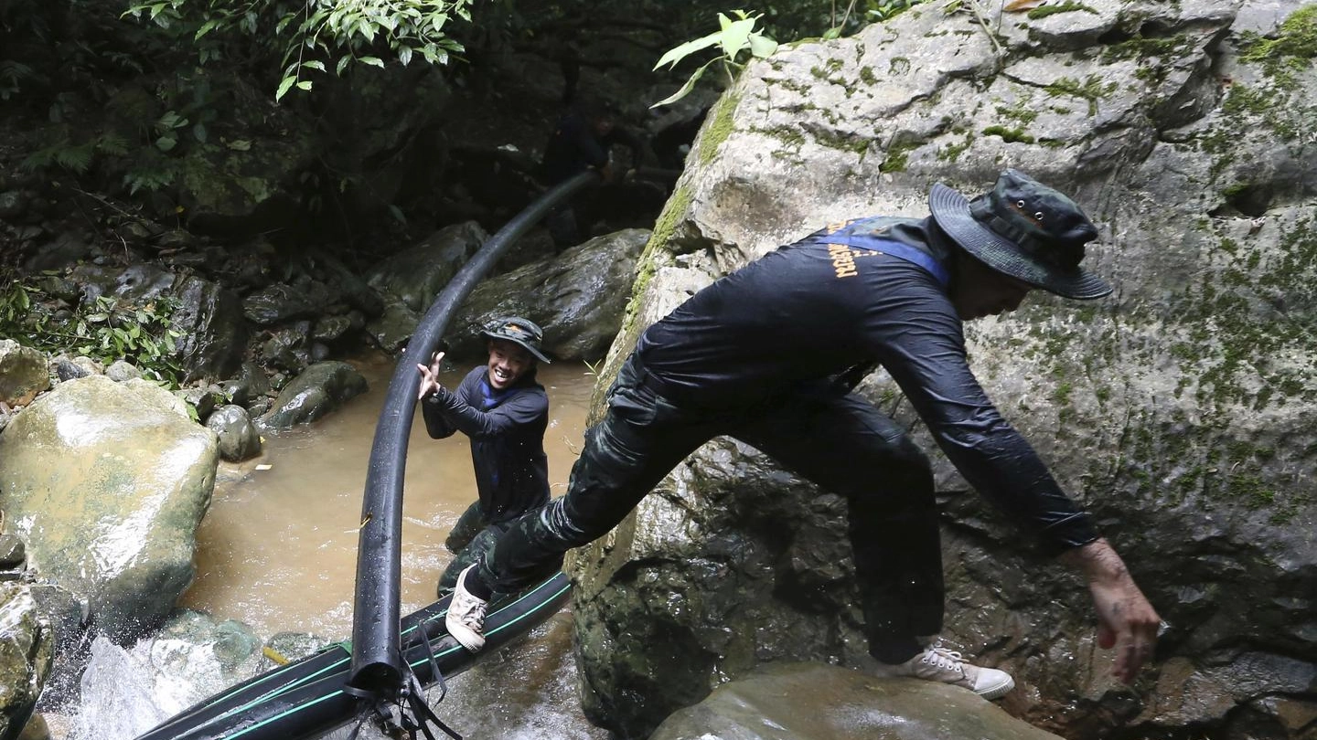 Thailandia, corsa contro il tempo per salvare i ragazzini intrappolati nella grotta (Ansa)