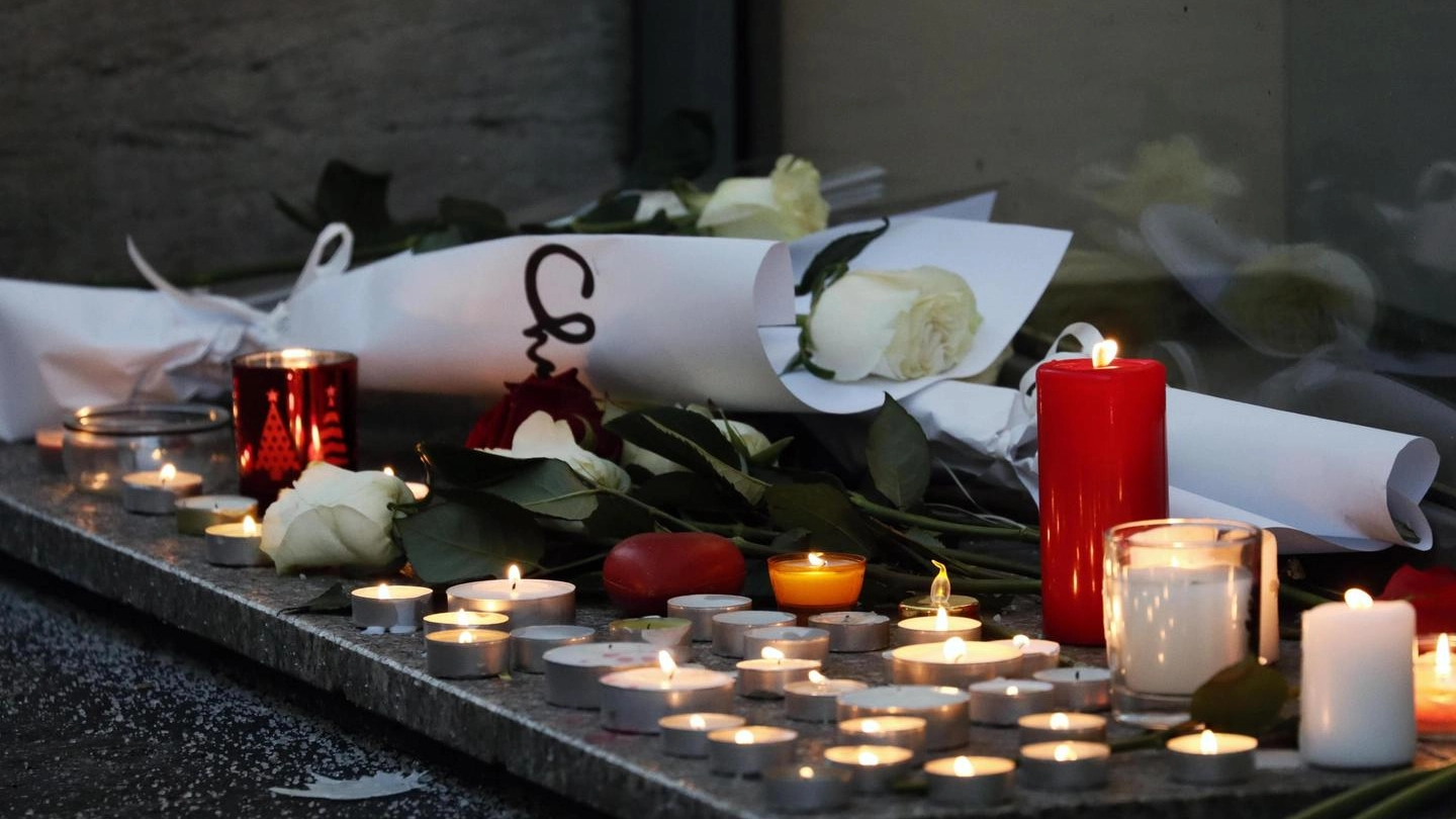 Fiori e candele per le vittime dell'attentato di Strasburgo (Ansa)