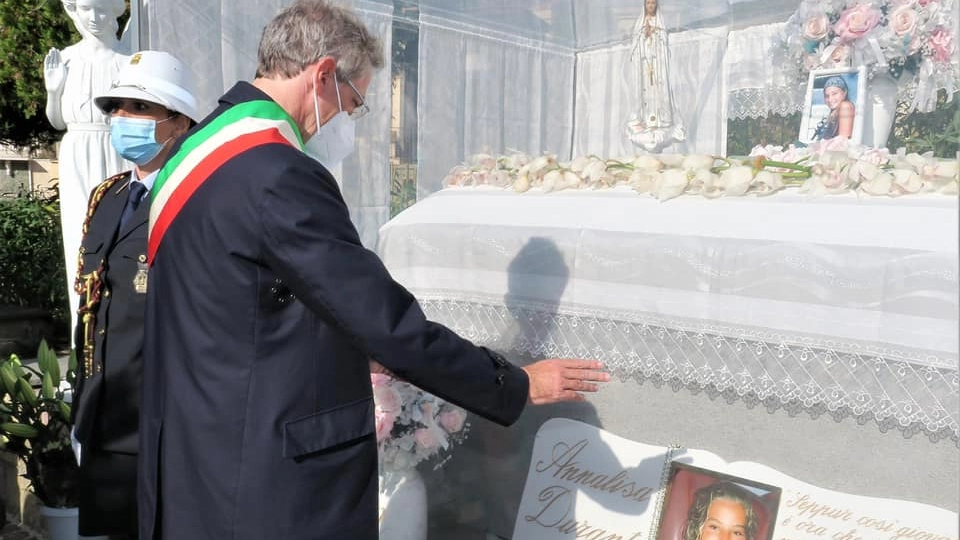 Il sindaco Gaetano Manfredi al cimitero Poggioreale (immagine Facebook)