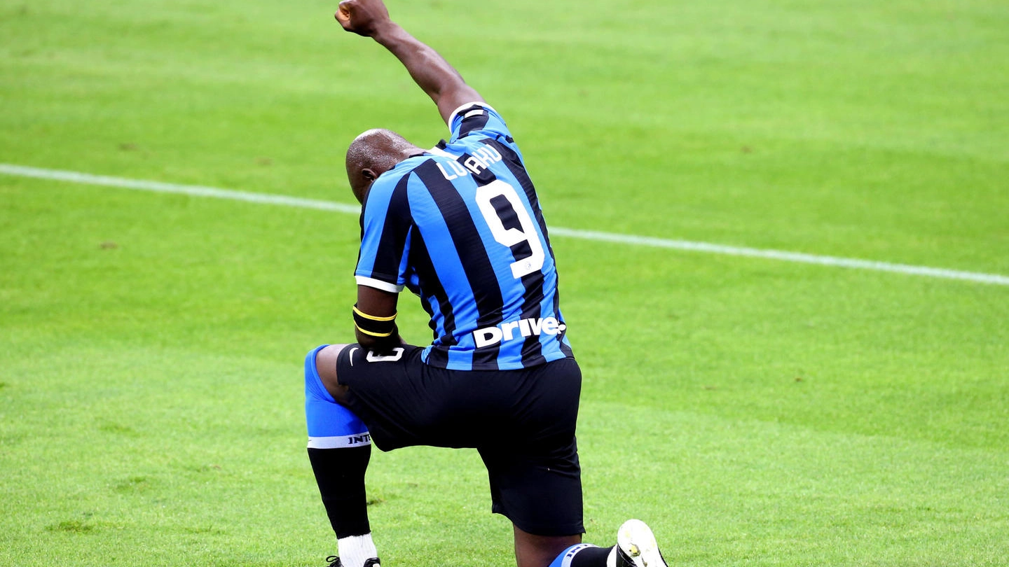 Romelu Lukaku s'inginocchia dopo il gol per George Floyd (Ansa)