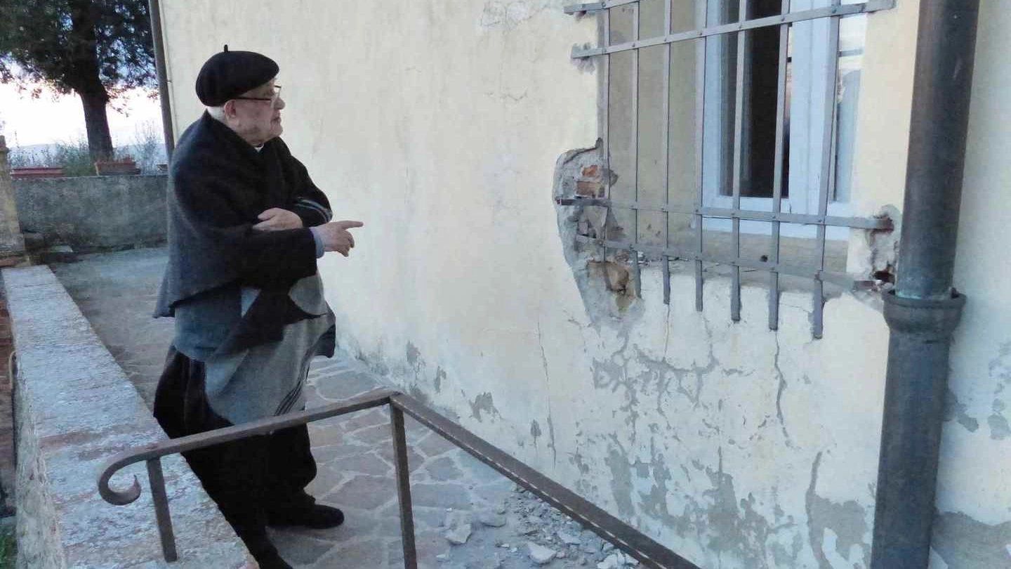  PARROCO Don Duilio Sgrevi, il parroco di 89 anni della chiesa di Pieve a Quarto in zona Olmo che venerdì ha scacciato i ladri