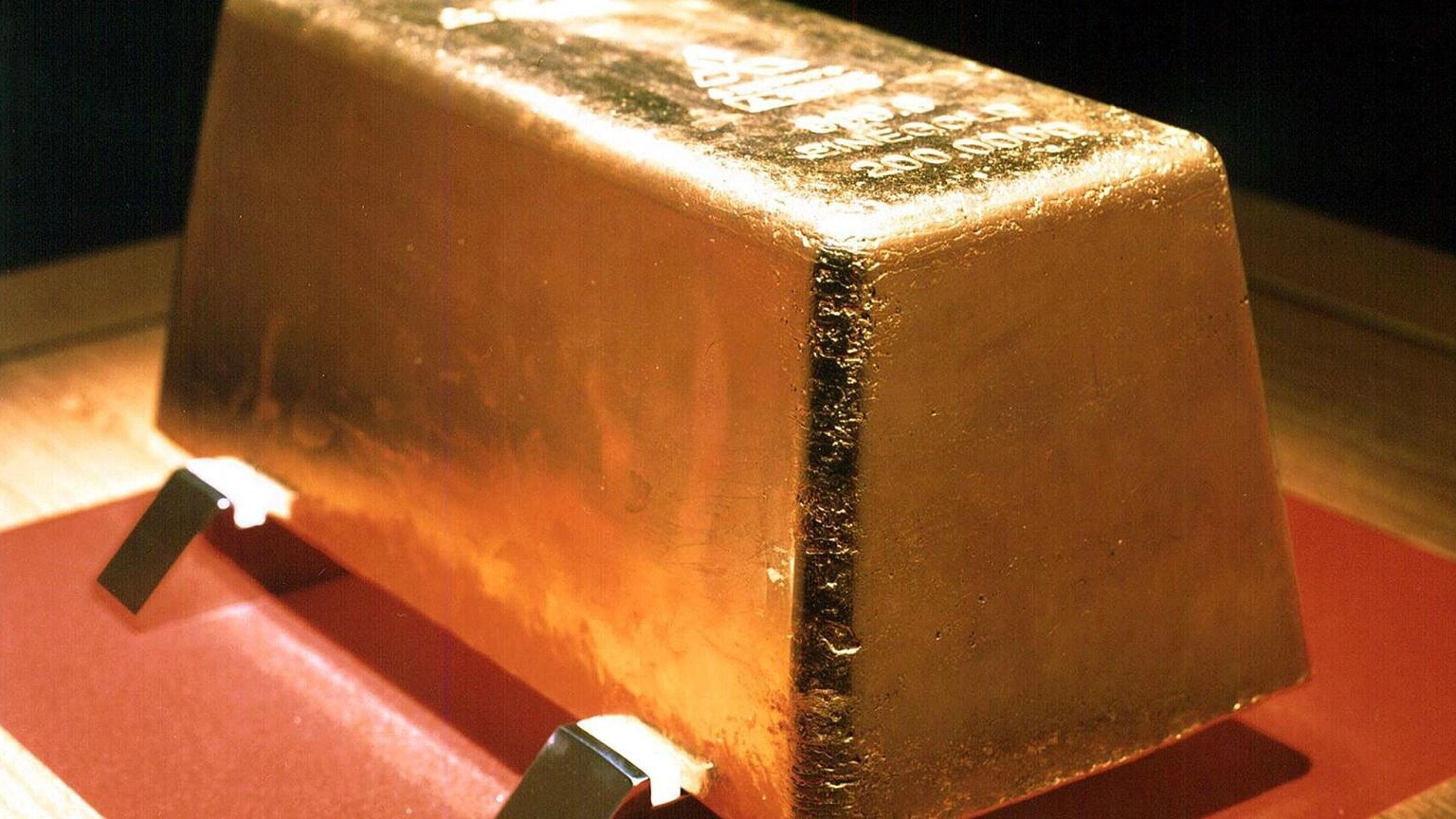 Prezzo oro in aumento, scambiato a 1.992,80 dollari