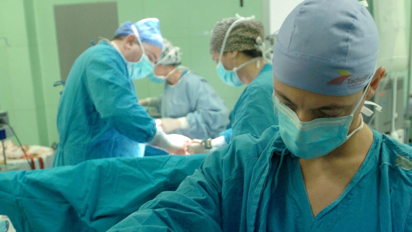 Medici in sala operatoria