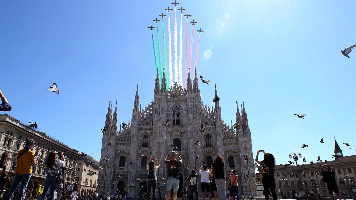 Il passaggio delle Frecce Tricolori sopra il Duomo di Milano