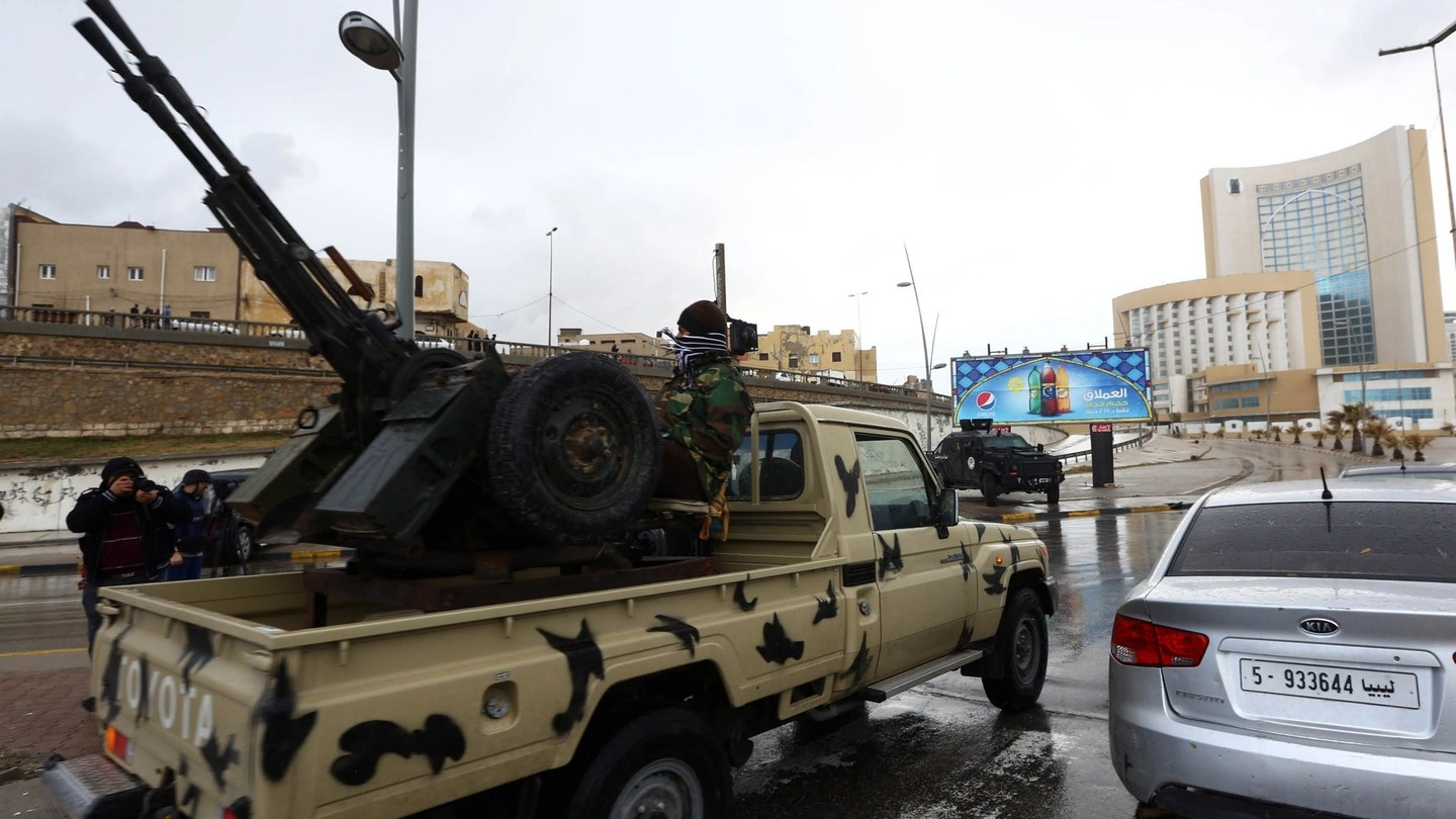 Le forze di sicurezza libiche attorno all'hotel preso d'assalto dall'Isis a Tripoli (Afp)