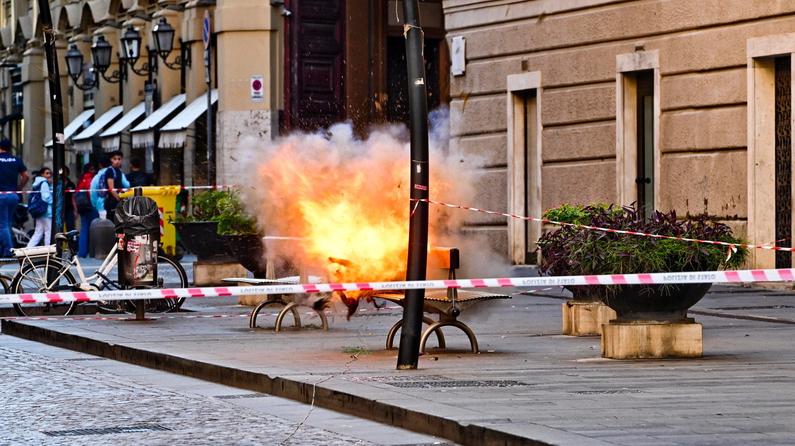 Ordigno esplode a Napoli (immagini d'archivio)
