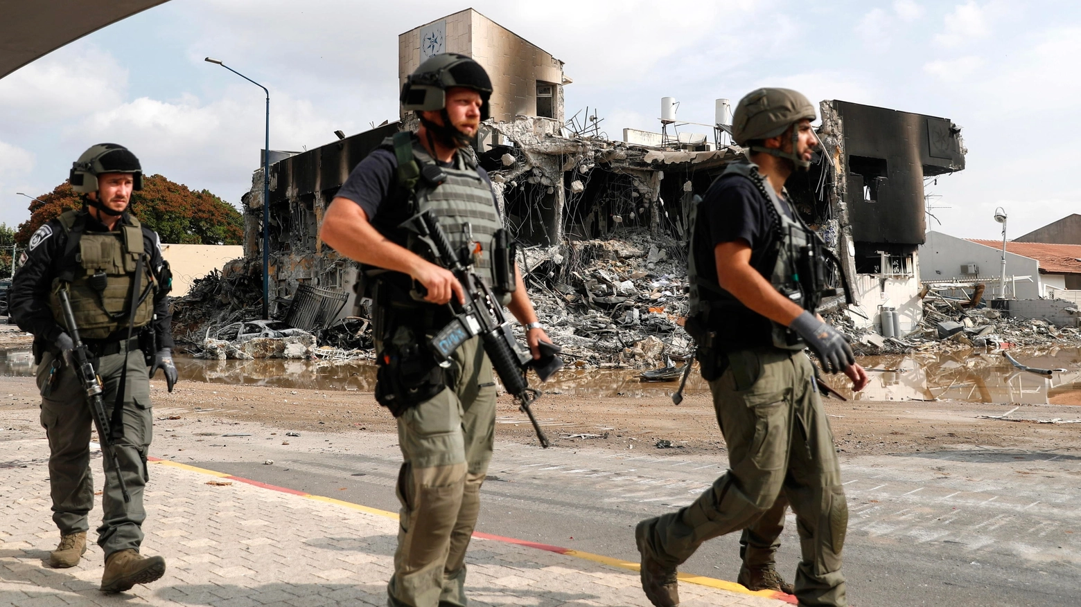 Forze di sicurezza israeliane vicino alla sede della polizia distrutta a Sderot (Ansa)