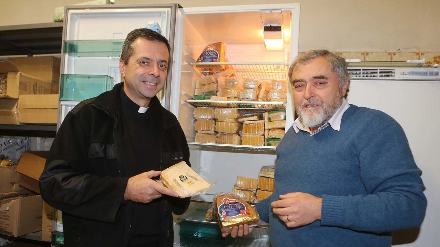 Dozza, il parroco don Fabio Gennai e il responsabile Caritas Luciano Mongardi (Isolapress)