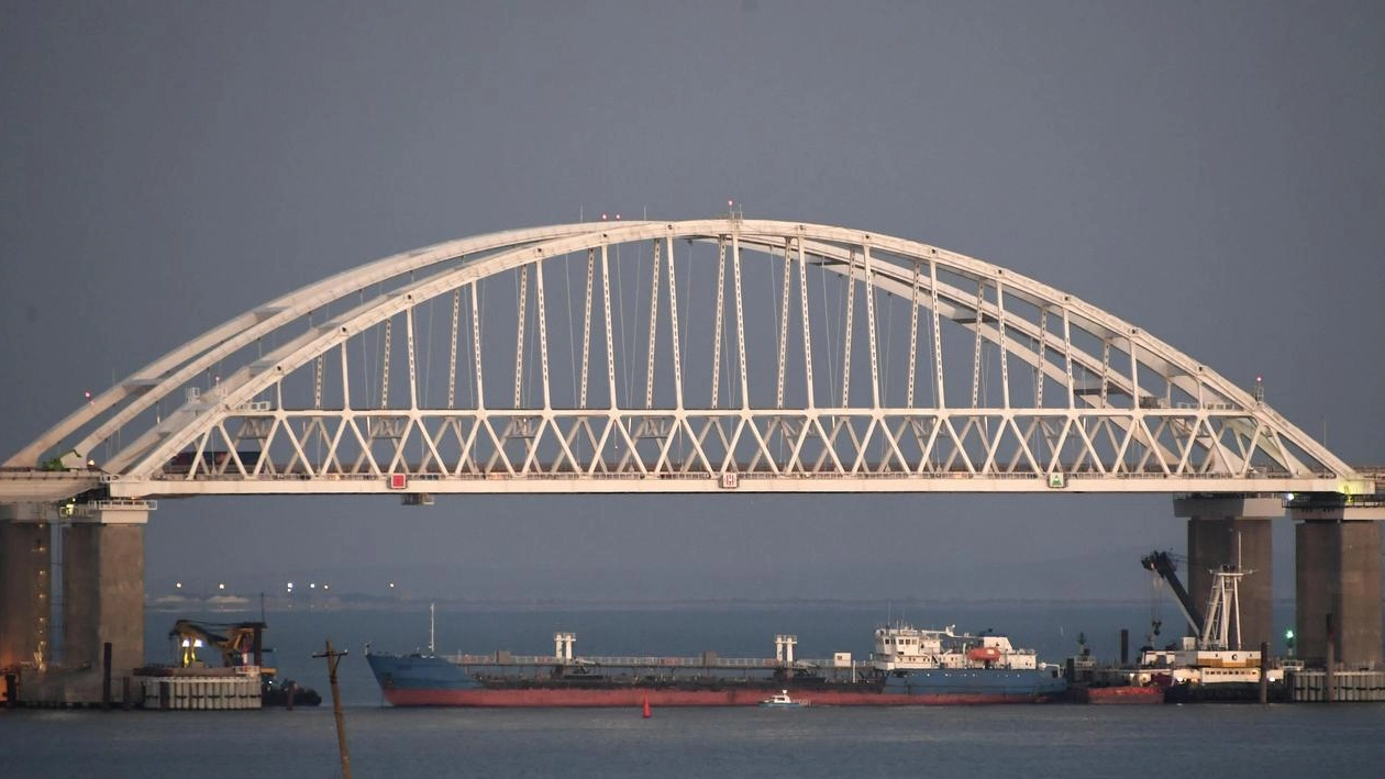 Una nave sotto il ponte di Kerch blocca il passaggio allo stretto (Ansa)