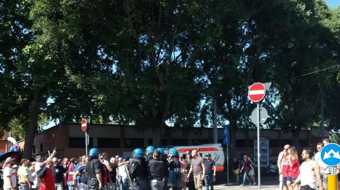 Bologna: tensione fra tifosi e agenti