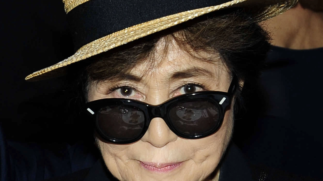 Yoko Ono sul calendario Pirelli 2016 (Olycom)