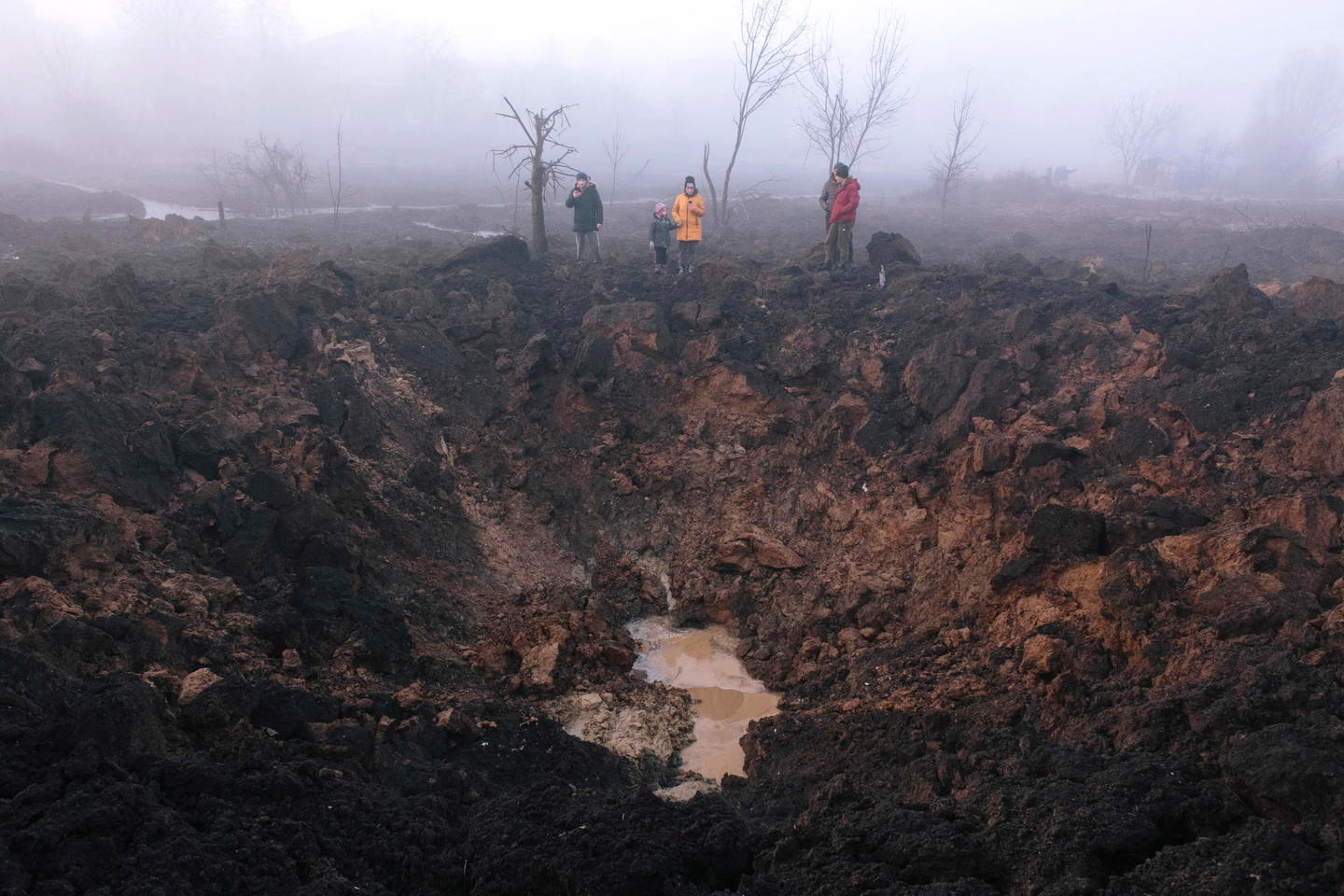 Il cratere di un missile caduto a Pisochyn, vicino a Kharkiv (Ansa)
