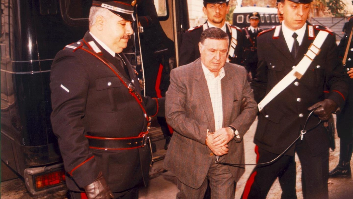 Totò Riina tra due carabinieri dopo l'arresto del 15 gennaio del 1993 (Ansa)