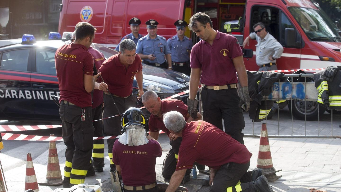 Operai e Vigili del Fuoco al lavoro a Roma, dove tre operai sono rimasti feriti (Ansa)