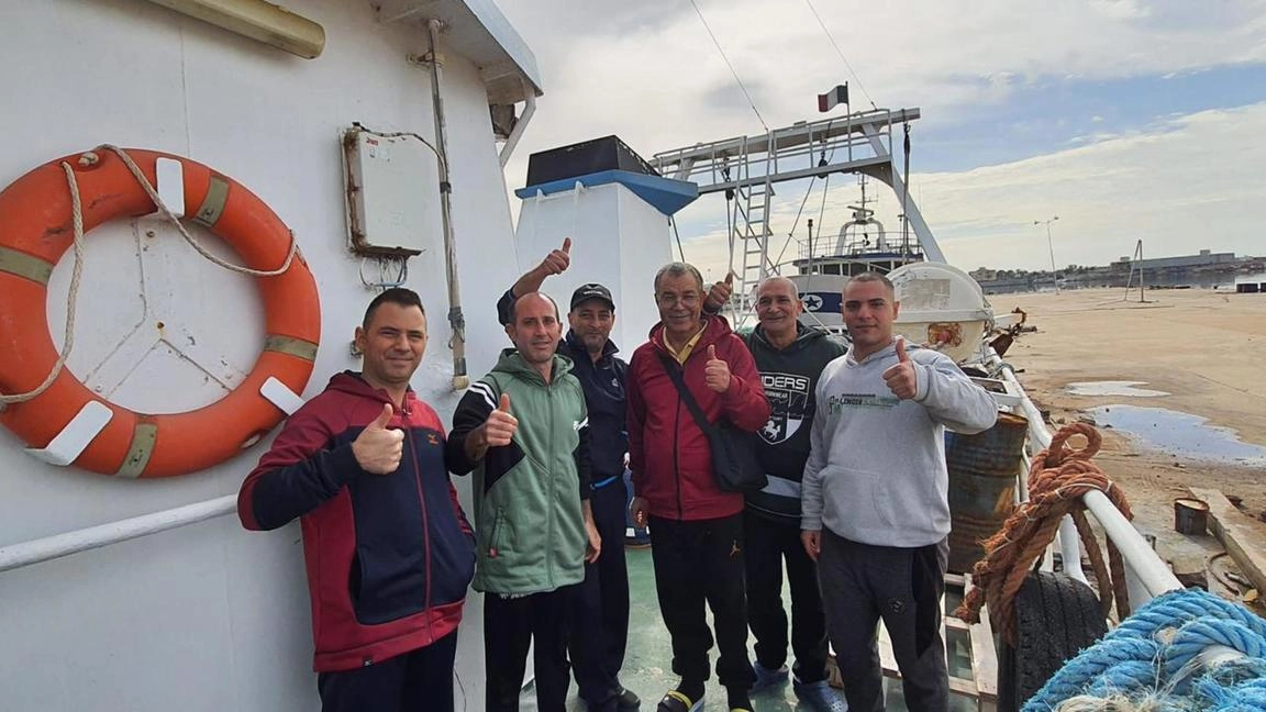 Liberi i pescatori italiani trattenuti in Libia (Ansa)