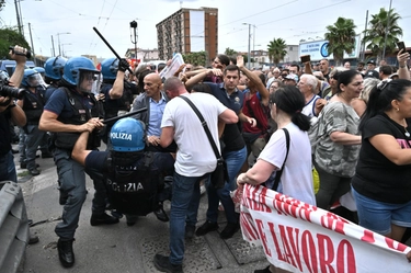 Reddito cittadinanza, ancora proteste a Napoli: in 400 bloccano il traffico e tentano di entrare in autostrada. Scontri con le forze dell’ordine
