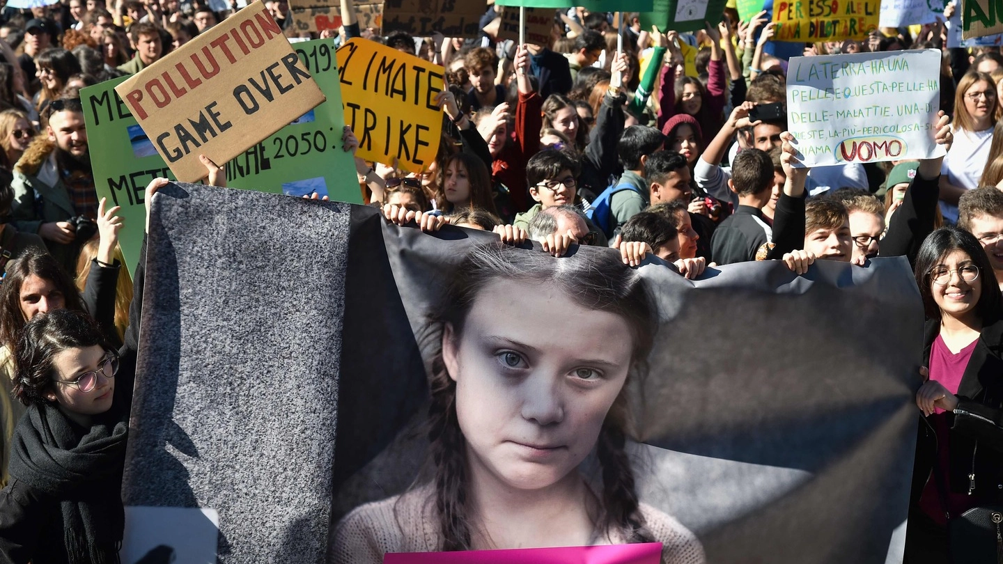 Uno striscione con il volto dell'attivista sedicenne Greta Thunberg (LaPresse)