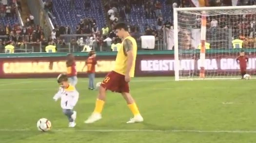 Diego Perotti atterra il figlio in area, video divertente della Roma (Twitter)