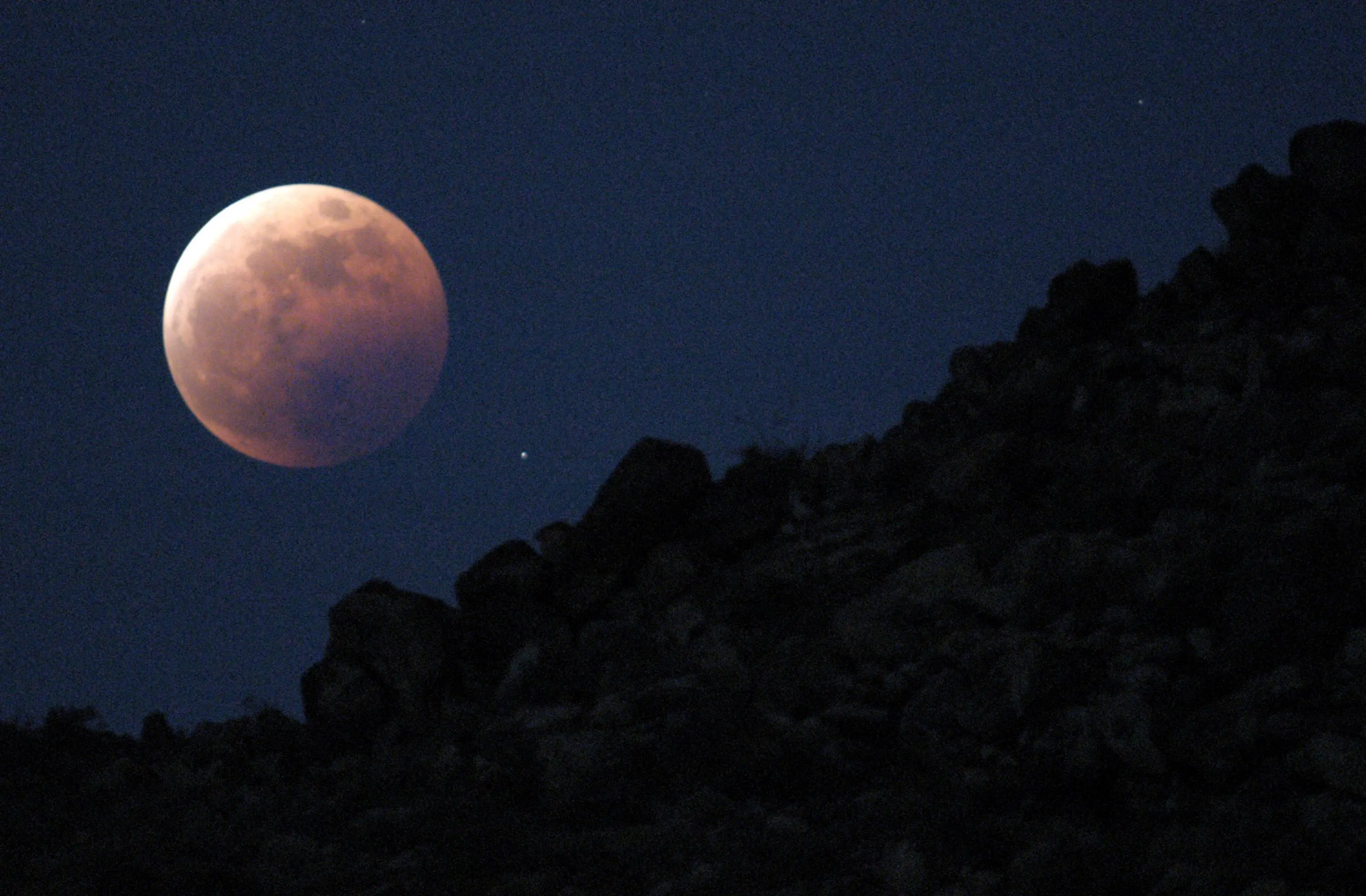 Eclissi lunare 8 novembre Italia: orario e perché si chiama 'Luna del castoro'