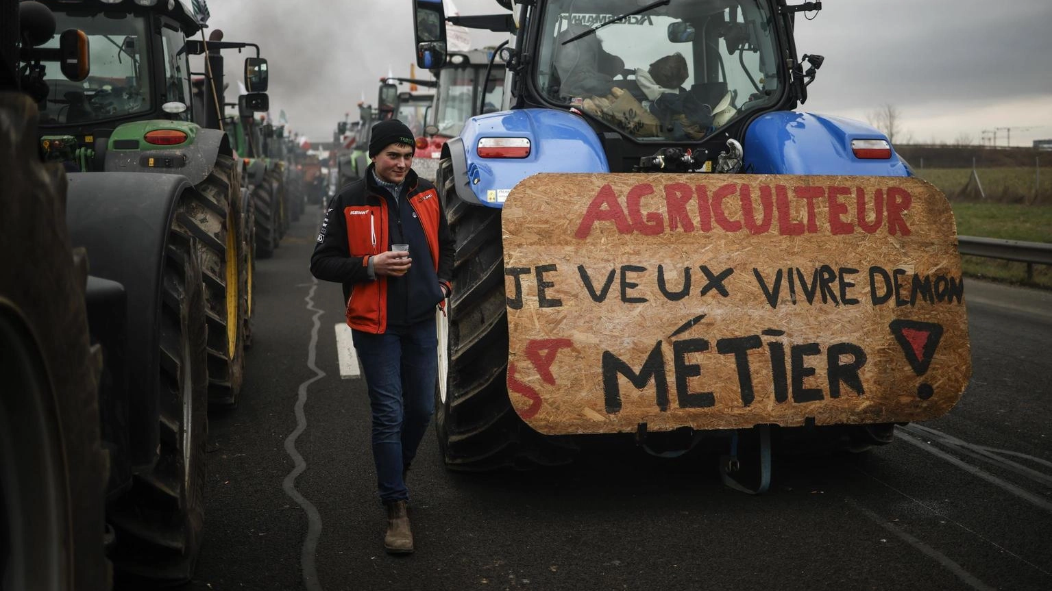 Agricoltori irrompono a mercato vicino Parigi, 79 fermi