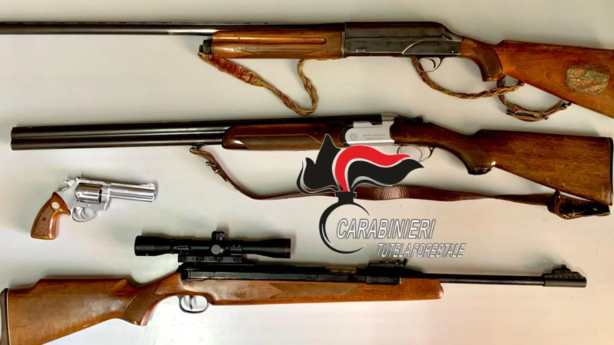 I fucili trovati dai carabinieri durante la perquisizione