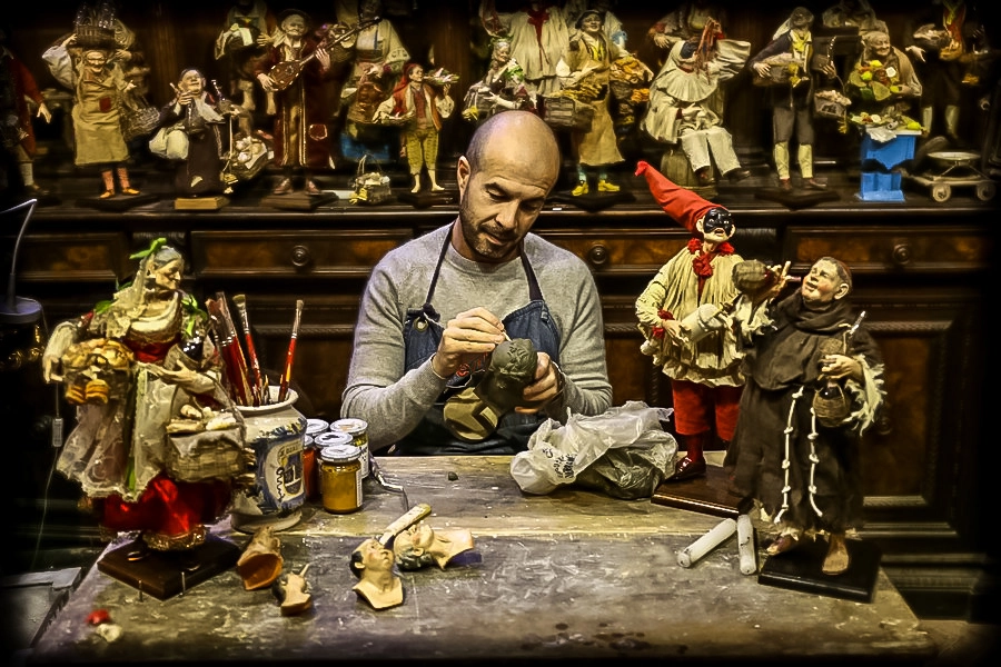 Il maestro Marco Ferrigno, l'artigiano dei presepi di via San Gregorio Armeno (Napoli)