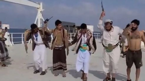 I ribelli Houthi ballano a bordo della Galaxy Leader