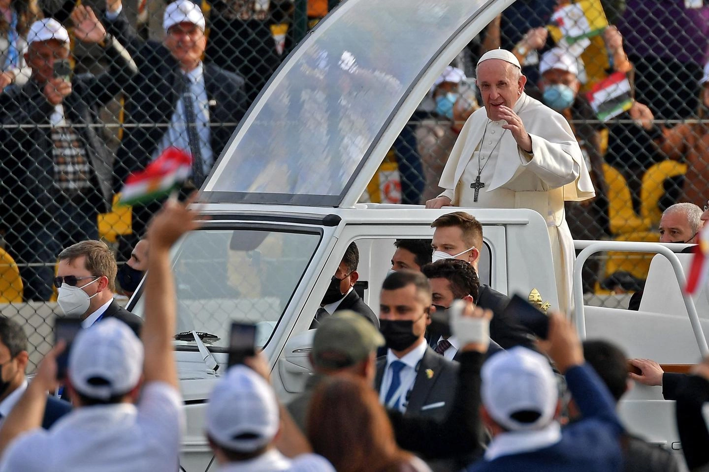 Papa Francesco nel suo viaggio in Iraq (Ansa)
