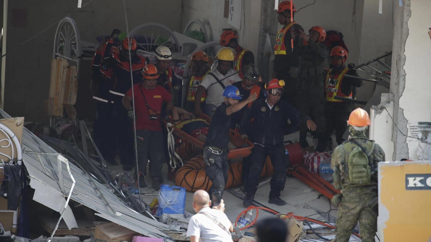 Terremoto Filippine: soccorritori tra le macerie del centro commerciale a Porac (Ansa)