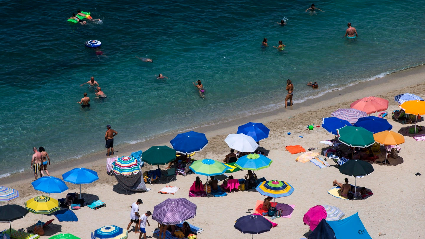 Bagnanti in spiaggia a Baia di Riaci in Calabria, Tropea (Ansa)