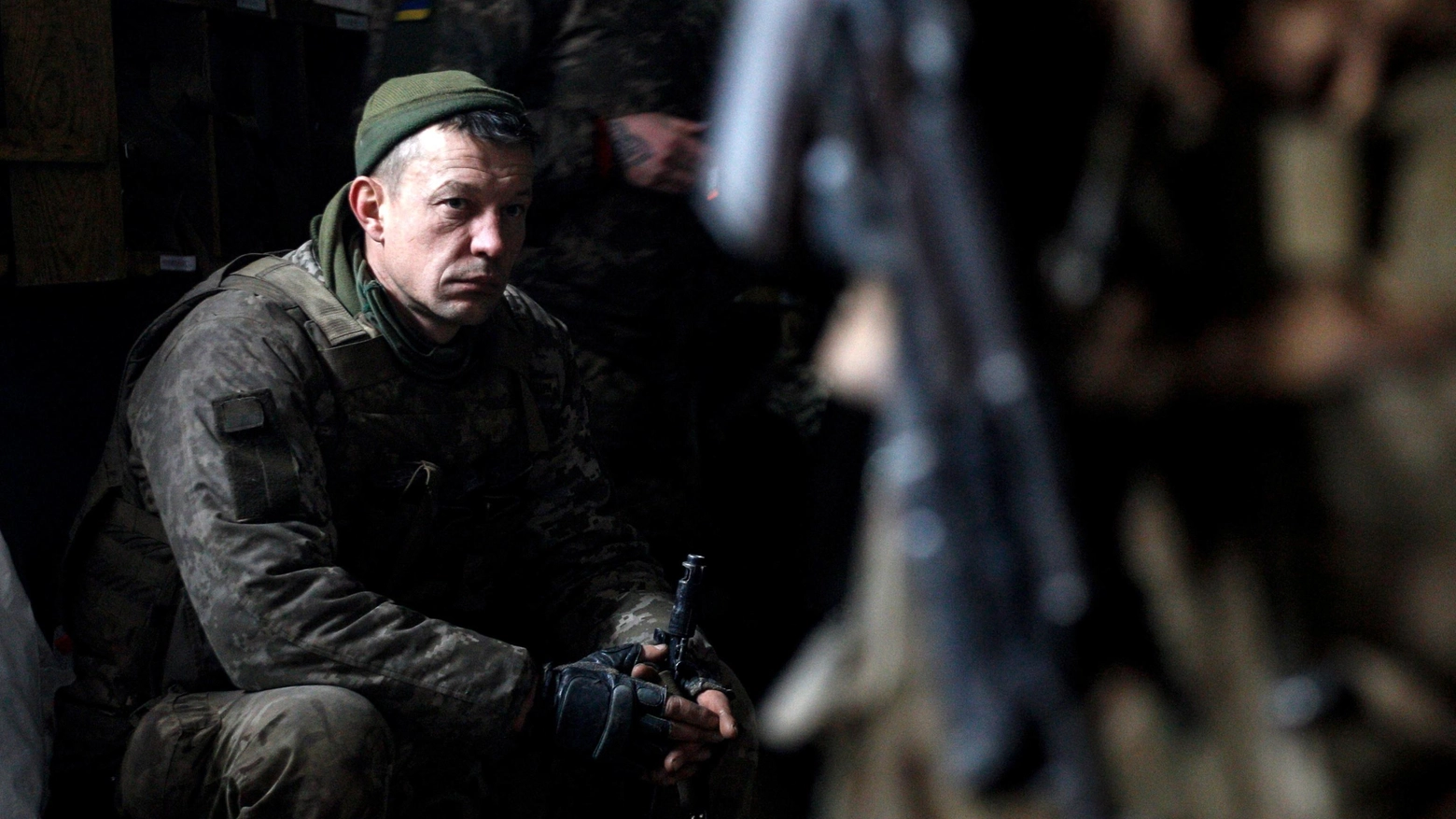 Un militare ucraino attende di combattere in un rifugio nella regione di Lugansk (Ansa)