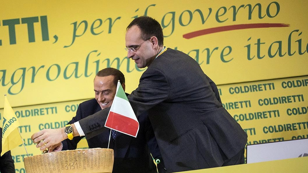 ll presidente Coldiretti Moncalvo e Berlusconi siglano il Patto del parmigiano (Ansa)
